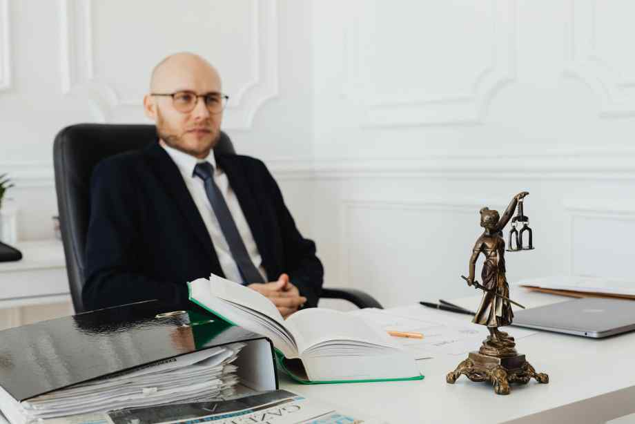 Salaire d’un avocat en droit des affaires débutant : combien gagne-t-il ?-C3 Challenge